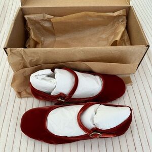(NEW) DÔEN Mary Jane Slipper in “Brace” velvet size 35.5